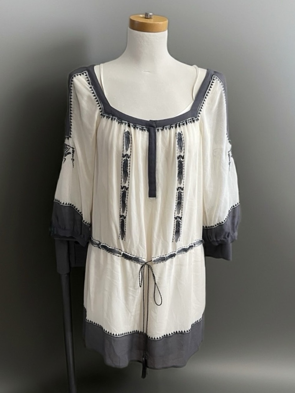 Coachella Club Monaco Silk Embroidered Cream Gray Dress w/slip. Like New Cond.